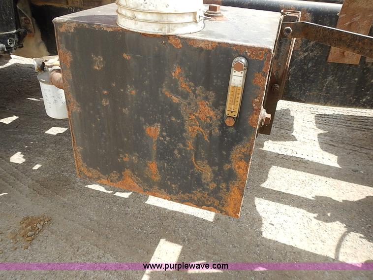 image for item J3218 1997 Ford LT8000 truck cab and chassis