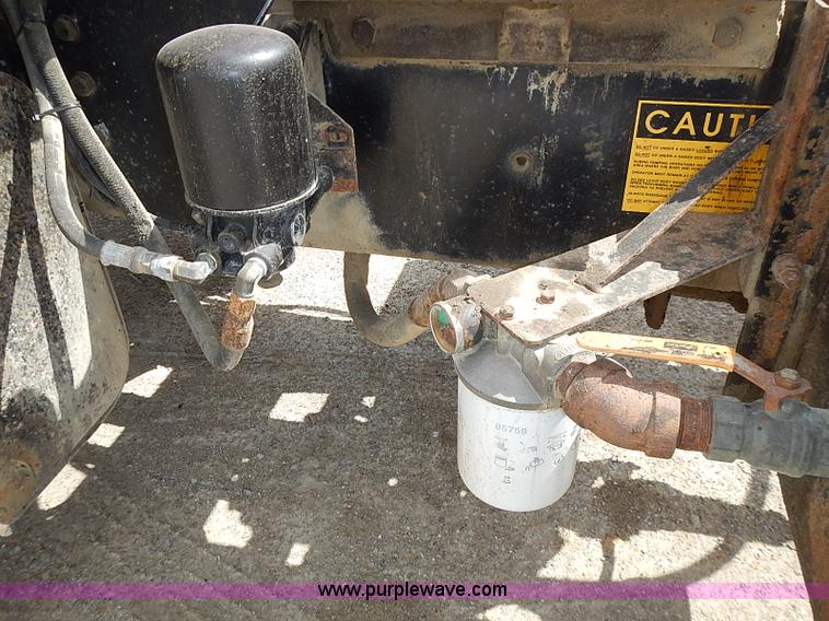 image for item J3218 1997 Ford LT8000 truck cab and chassis