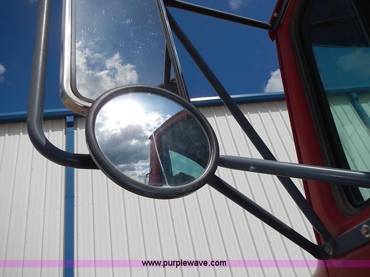 image for item J3218 1997 Ford LT8000 truck cab and chassis