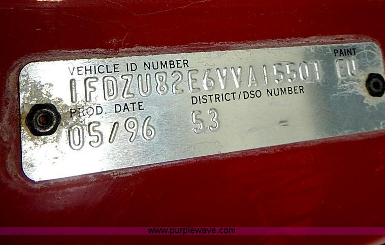 image for item J3218 1997 Ford LT8000 truck cab and chassis