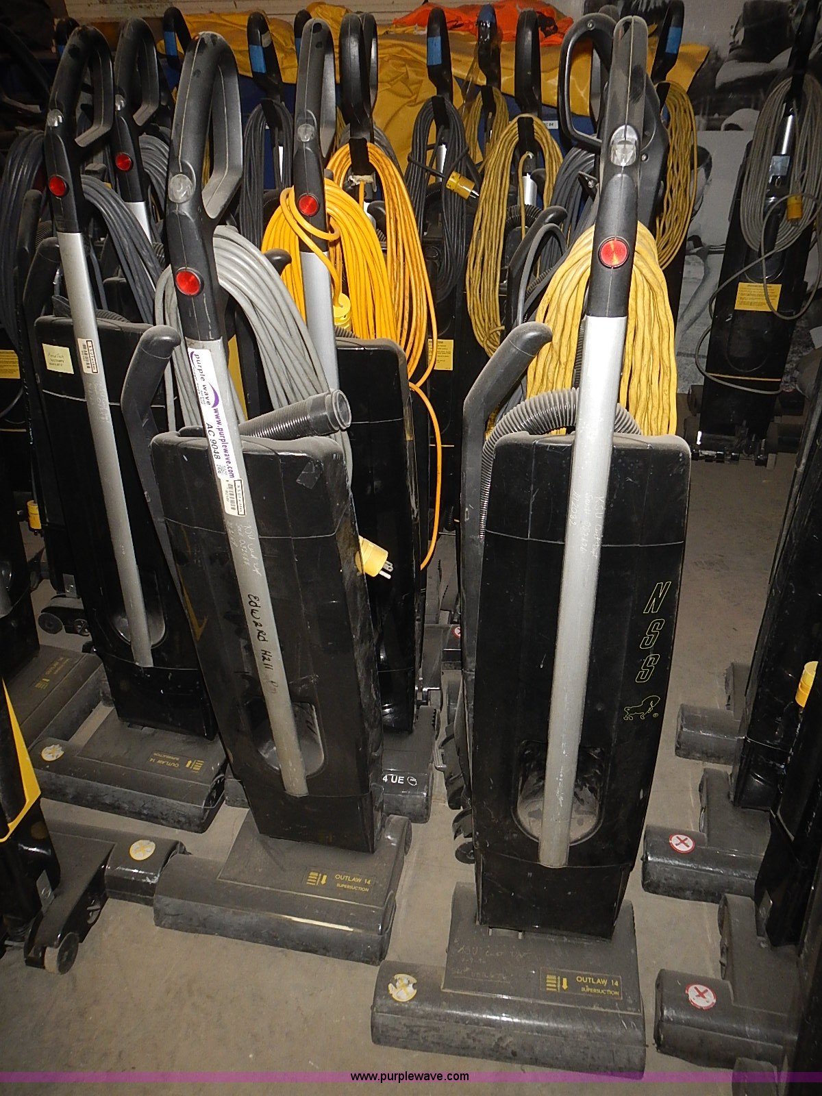 (34) vacuum cleaners in Manhattan, KS Item AC9048 sold Purple Wave