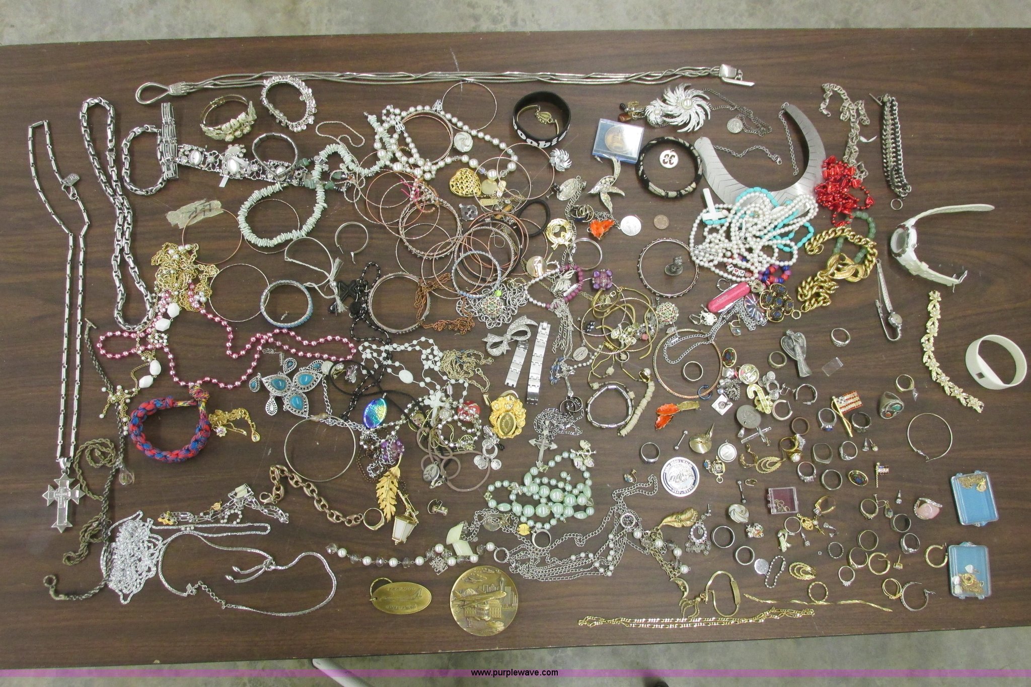 Assorted jewelry in Wichita, KS Item AZ9719 sold Purple Wave