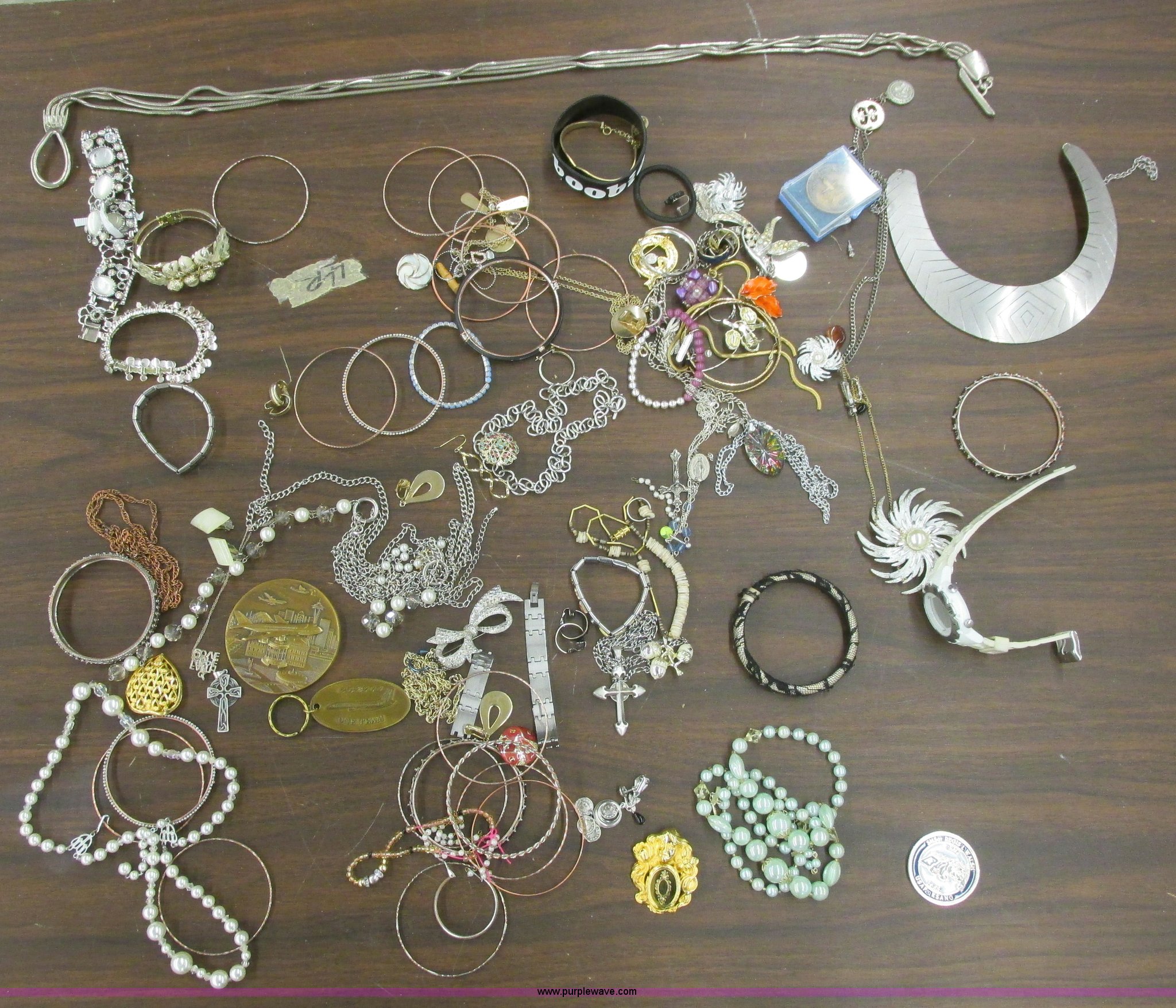 Assorted jewelry in Wichita, KS Item AZ9719 sold Purple Wave