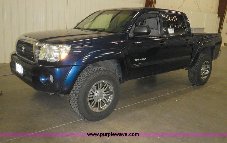 image for item I3643 2006 Toyota Tacoma PreRunner Double Cab pickup truck