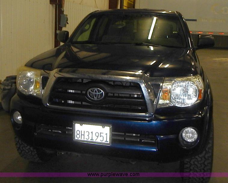 image for item I3643 2006 Toyota Tacoma PreRunner Double Cab pickup truck