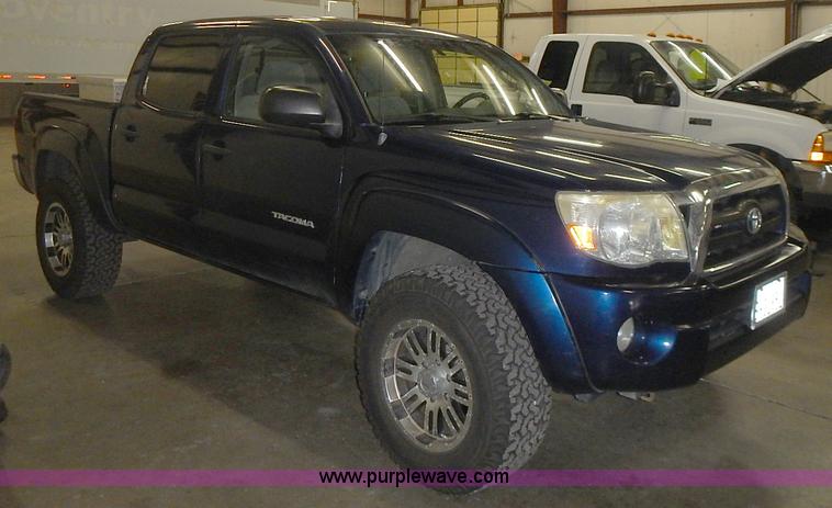 image for item I3643 2006 Toyota Tacoma PreRunner Double Cab pickup truck