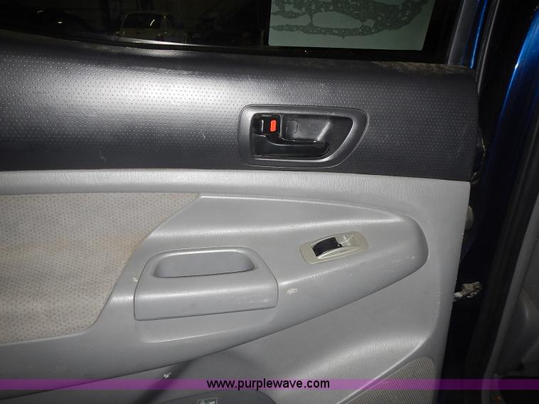 image for item I3643 2006 Toyota Tacoma PreRunner Double Cab pickup truck