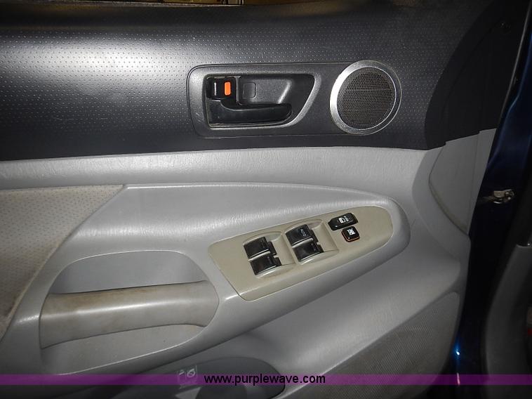 image for item I3643 2006 Toyota Tacoma PreRunner Double Cab pickup truck