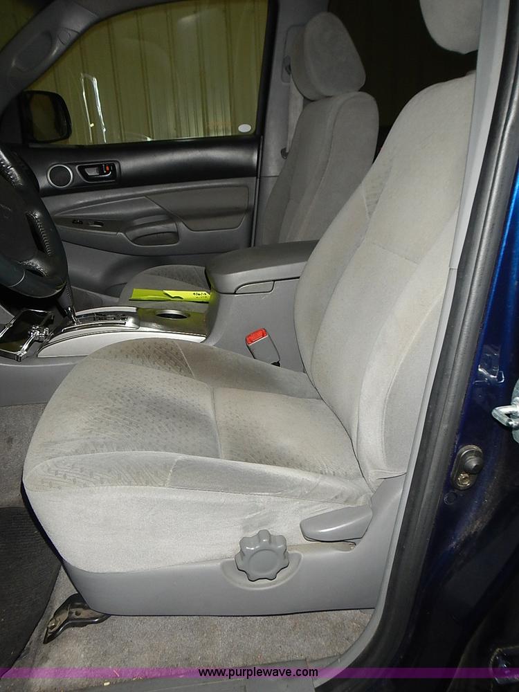 image for item I3643 2006 Toyota Tacoma PreRunner Double Cab pickup truck