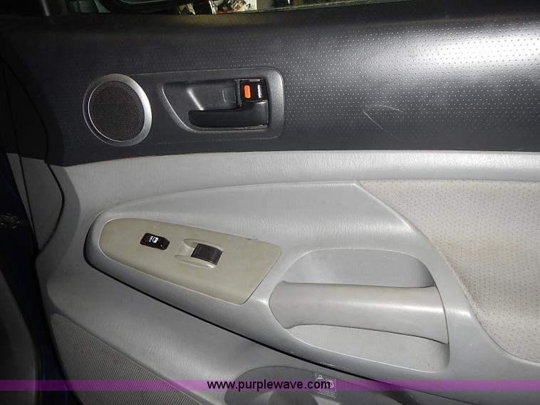 image for item I3643 2006 Toyota Tacoma PreRunner Double Cab pickup truck