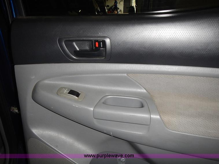 image for item I3643 2006 Toyota Tacoma PreRunner Double Cab pickup truck