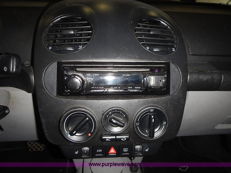 image for item I3646 2000 Volkswagen New Beetle GLX