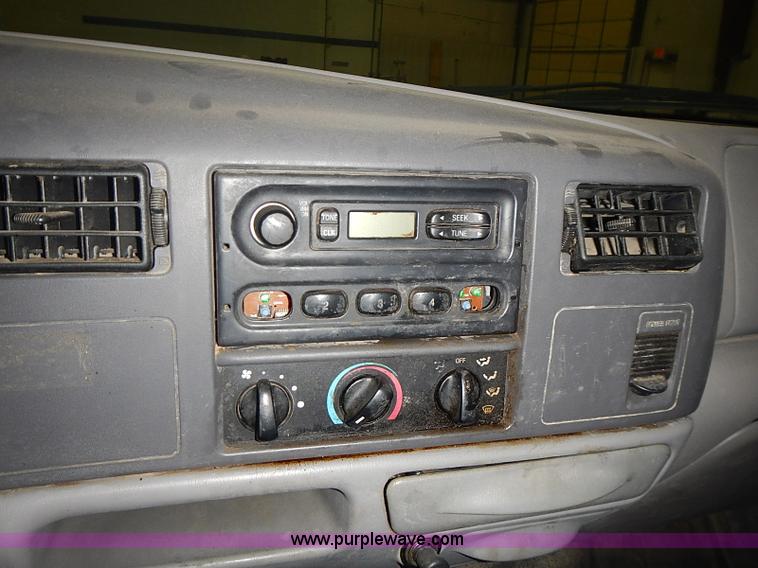 image for item I3649 2000 Ford F450 Super Duty XL truck cab and chassis