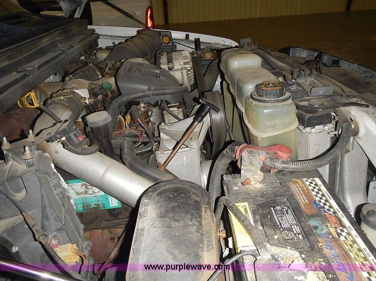 image for item I3649 2000 Ford F450 Super Duty XL truck cab and chassis