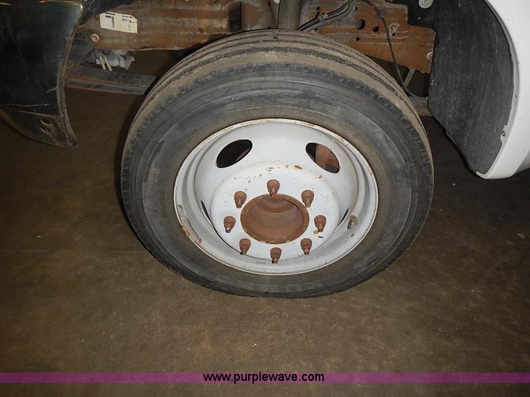 image for item I3649 2000 Ford F450 Super Duty XL truck cab and chassis