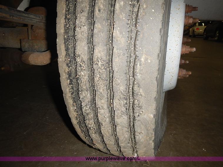 image for item I3649 2000 Ford F450 Super Duty XL truck cab and chassis