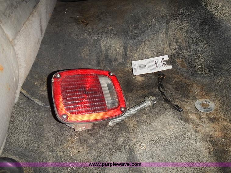 image for item I3649 2000 Ford F450 Super Duty XL truck cab and chassis