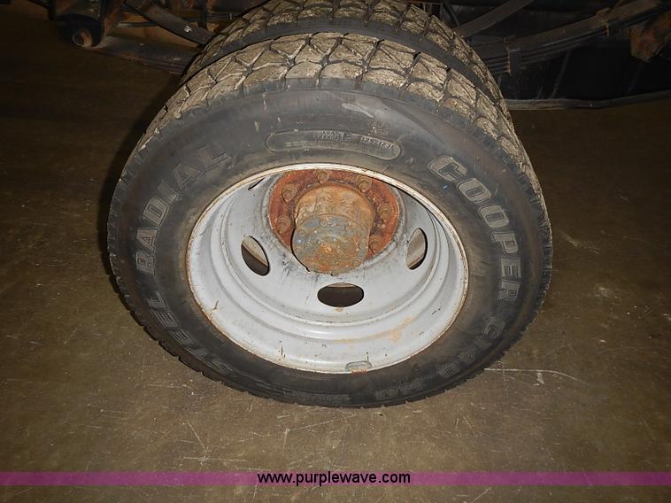 image for item I3649 2000 Ford F450 Super Duty XL truck cab and chassis