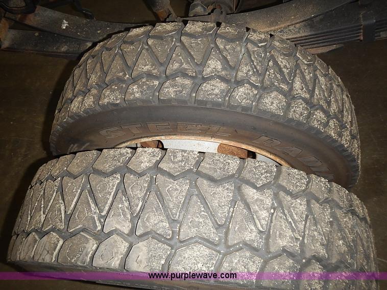 image for item I3649 2000 Ford F450 Super Duty XL truck cab and chassis