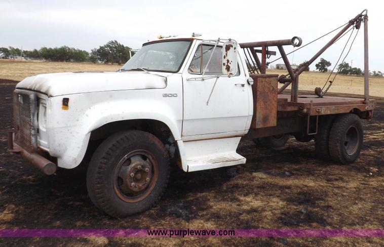 image for item H1877 1976 Dodge D600 gin pole truck