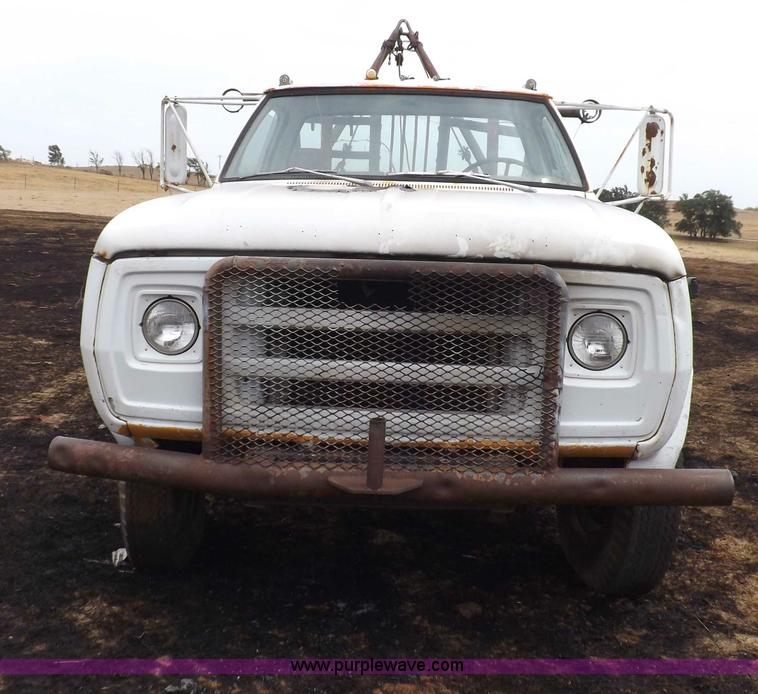 image for item H1877 1976 Dodge D600 gin pole truck