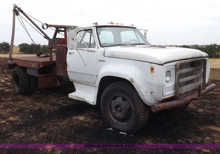 image for item H1877 1976 Dodge D600 gin pole truck