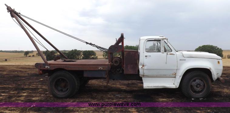 image for item H1877 1976 Dodge D600 gin pole truck
