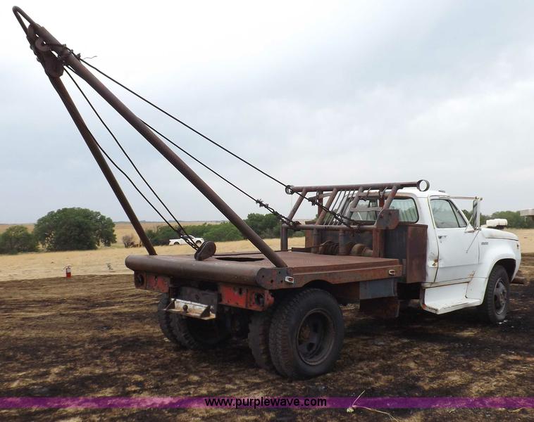 image for item H1877 1976 Dodge D600 gin pole truck