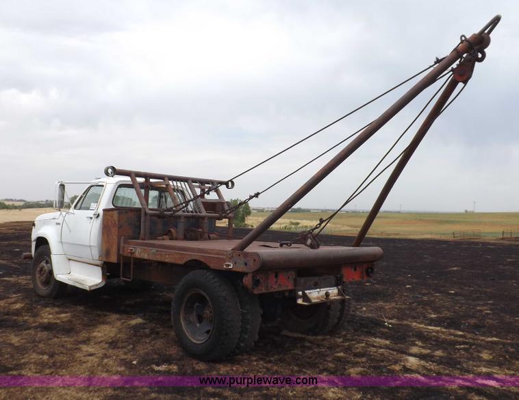 image for item H1877 1976 Dodge D600 gin pole truck