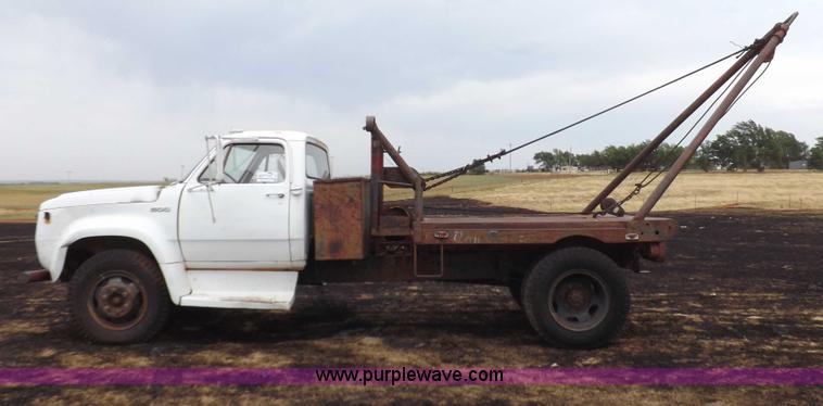 image for item H1877 1976 Dodge D600 gin pole truck
