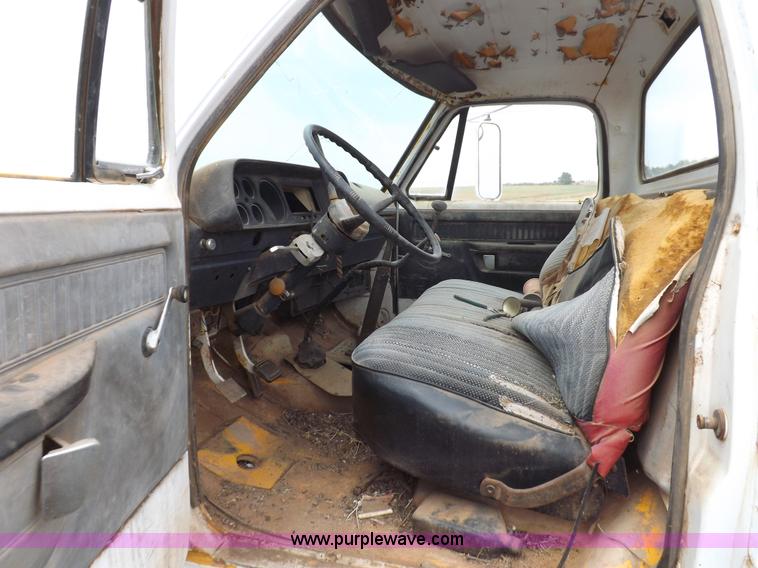 image for item H1877 1976 Dodge D600 gin pole truck