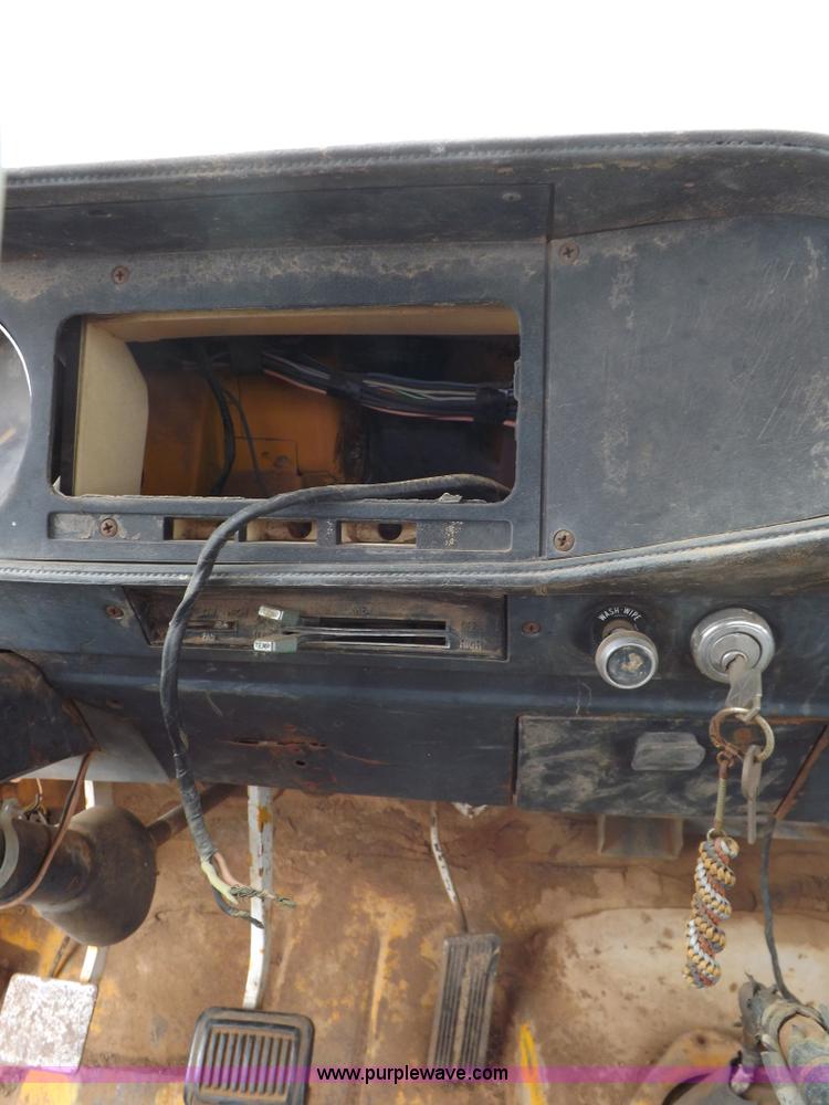 image for item H1877 1976 Dodge D600 gin pole truck