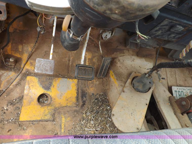 image for item H1877 1976 Dodge D600 gin pole truck