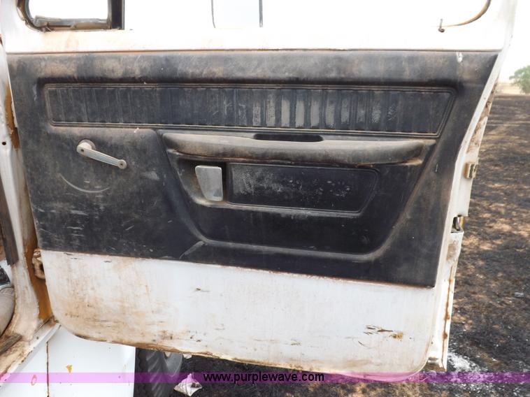 image for item H1877 1976 Dodge D600 gin pole truck