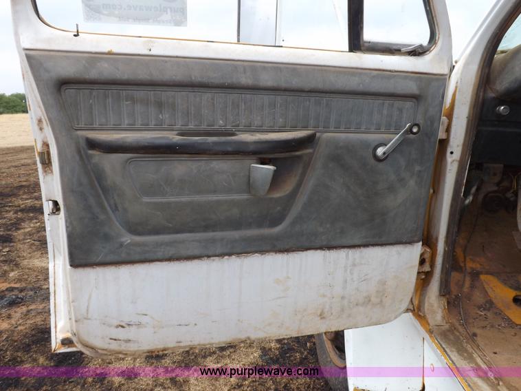 image for item H1877 1976 Dodge D600 gin pole truck