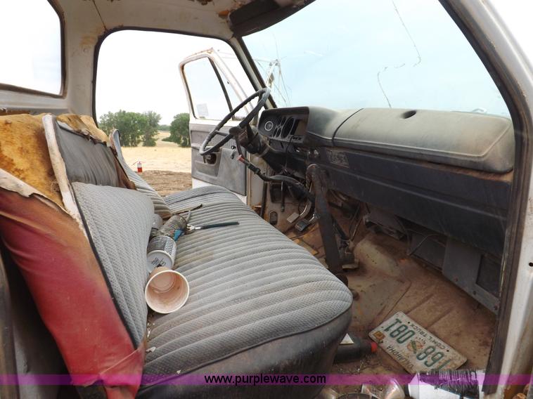 image for item H1877 1976 Dodge D600 gin pole truck