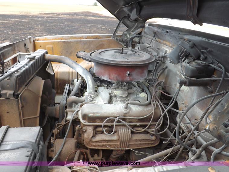 image for item H1877 1976 Dodge D600 gin pole truck