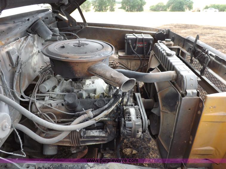 image for item H1877 1976 Dodge D600 gin pole truck