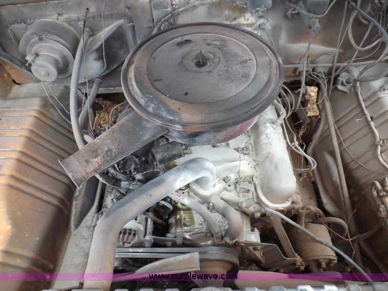 image for item H1877 1976 Dodge D600 gin pole truck