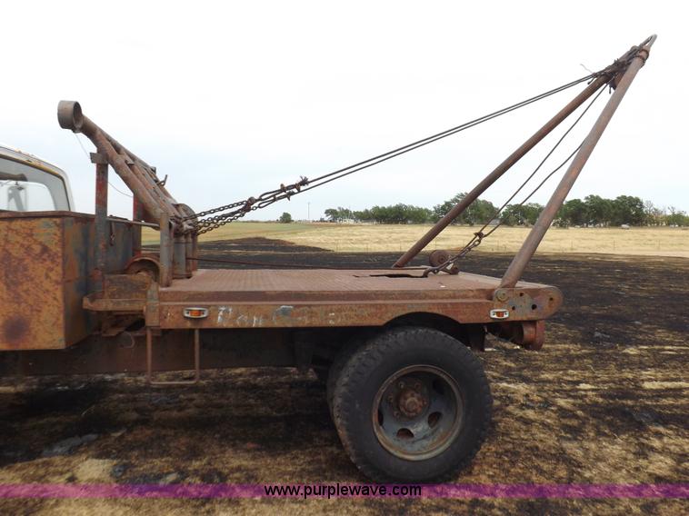 image for item H1877 1976 Dodge D600 gin pole truck