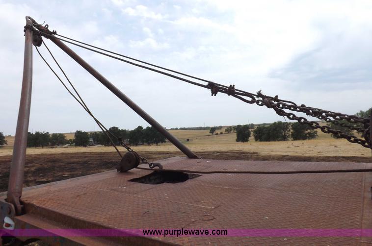 image for item H1877 1976 Dodge D600 gin pole truck