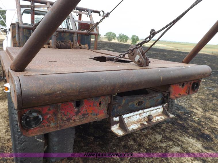 image for item H1877 1976 Dodge D600 gin pole truck