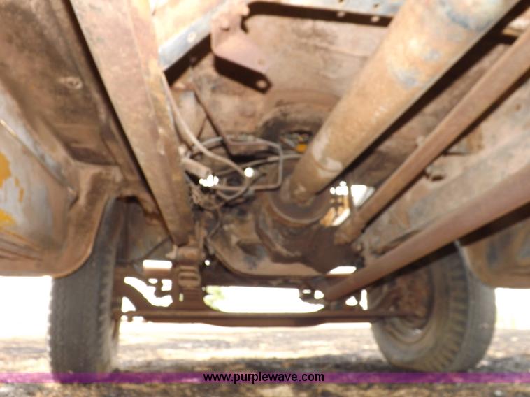 image for item H1877 1976 Dodge D600 gin pole truck