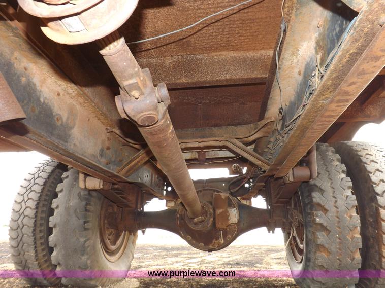 image for item H1877 1976 Dodge D600 gin pole truck