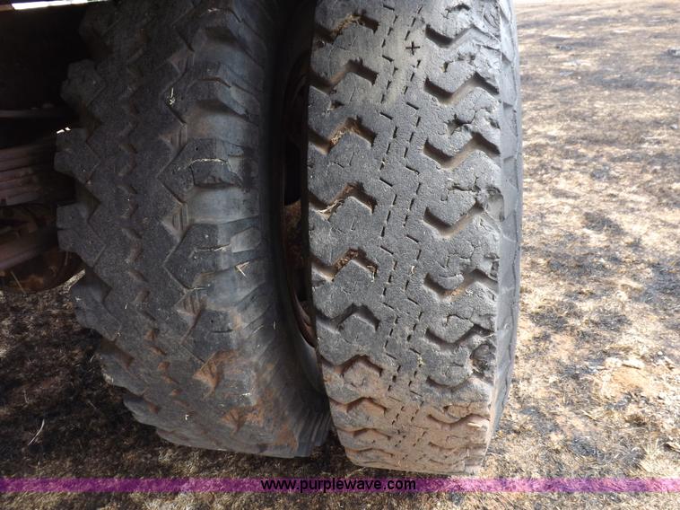 image for item H1877 1976 Dodge D600 gin pole truck