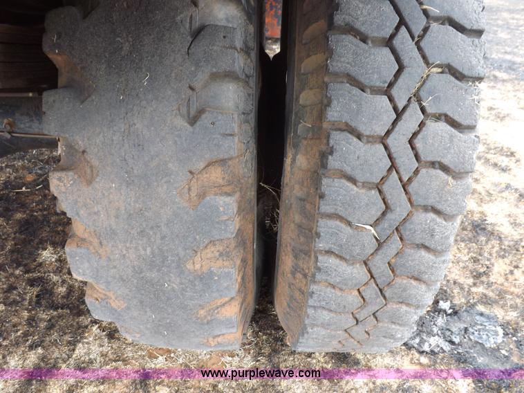 image for item H1877 1976 Dodge D600 gin pole truck