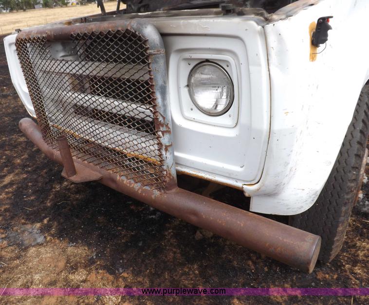 image for item H1877 1976 Dodge D600 gin pole truck