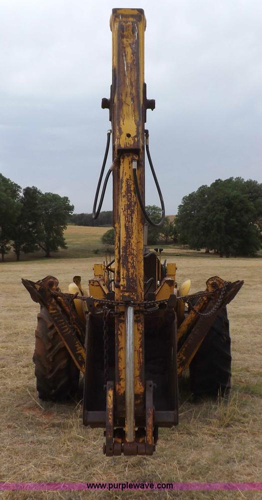 image for item H1878 International 2504 backhoe