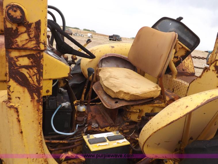 image for item H1878 International 2504 backhoe
