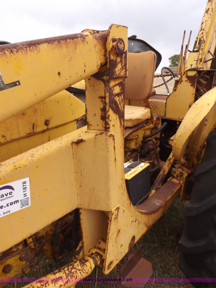 image for item H1878 International 2504 backhoe